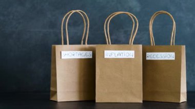 Ekonomi kavramsal imajdan, enflasyon kıtlığından ve alışveriş torbaları üzerindeki durgunluk metinlerinden sonra, 