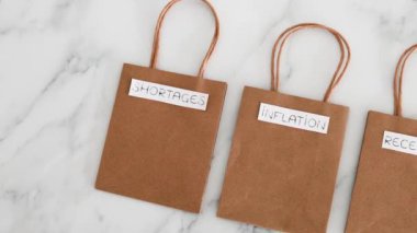 Ekonomi kavramsal imajdan, enflasyon kıtlığından ve alışveriş torbaları üzerindeki durgunluk metinlerinden sonra, 