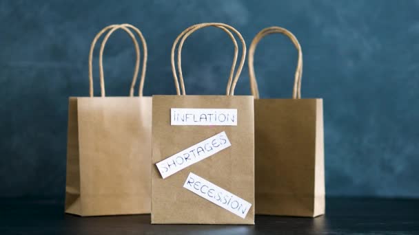 ショッピングバッグの概念的なイメージ インフレ不足 不況のテキストの後の経済 — ストック動画