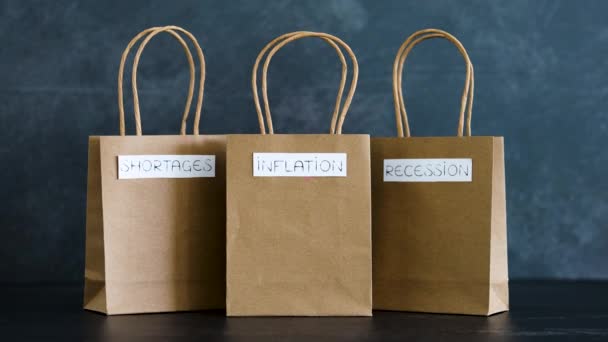 ショッピングバッグの概念的なイメージ インフレ不足 不況のテキストの後の経済 — ストック動画