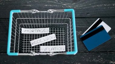 Ekonomi kavramsal imajdan sonra gelir, enflasyon kıtlığı ve durgunluk metinlerinin alışveriş sepetine koyulması