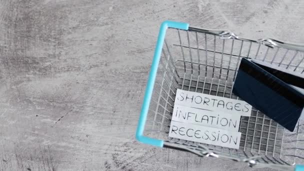 コヴィドの概念的イメージ インフレ不足 ショッピングバスケットと決済カードを使った不況のテキストの後の経済 — ストック動画
