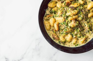 Vejetaryen peyniri ve ıspanaklı patates gnocchi, sağlıklı bitki temelli yemek tarifleri.