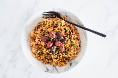 Biftek soslu teriyaki tofu ve zeytinli vejetaryen buğday eriştesi, sağlıklı bitki temelli yemek tarifleri.