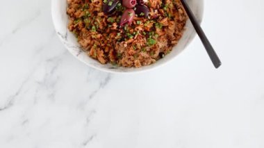 Biftek soslu teriyaki tofu ve zeytinli vejetaryen buğday eriştesi, sağlıklı bitki temelli yemek tarifleri.