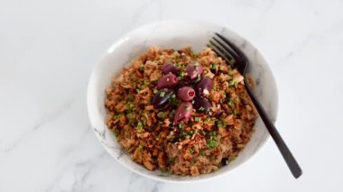 Biftek soslu teriyaki tofu ve zeytinli vejetaryen buğday eriştesi, sağlıklı bitki temelli yemek tarifleri.