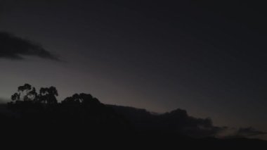 Dağların üzerinden geçen gündoğumu bulutlarının zamanı ve Tazmanya, Avustralya 'da kışın çekilmiş okaliptüs sakız ağaçları.