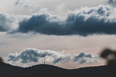 Fırtına bulutları Tazmanya, Avustralya tepeleri üzerinde kış gökyüzü boyunca gelip gidiyorlar.