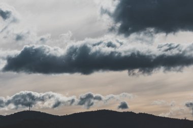 Fırtına bulutları Tazmanya, Avustralya tepeleri üzerinde kış gökyüzü boyunca gelip gidiyorlar.