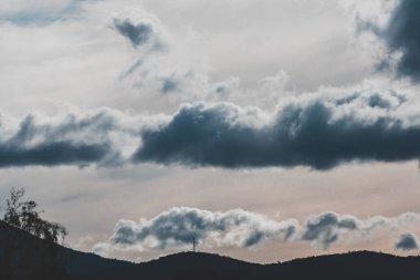 Fırtına bulutları Tazmanya, Avustralya tepeleri üzerinde kış gökyüzü boyunca gelip gidiyorlar.
