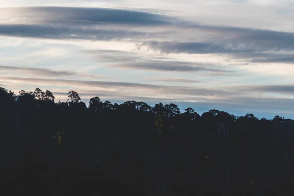 형성되어 하늘을 가로질러 오스트레일리아 태즈메이니아의 태즈메이니아 지대를 드나드는 — 스톡 사진