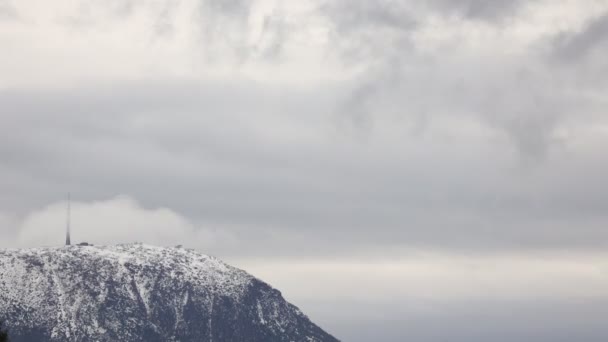 Besneeuwde Bergtoppen Met Dikke Witte Wolken Geschoten Tasmanië Australië Winter — Stockvideo