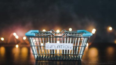 Ekonomi, kavramsal imajdan sonra enflasyon metni, boş alışveriş sepeti üzerine karanlık arkaplan ve ışık