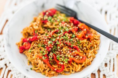 Çan biberli erişte ve kişniş tohumları, sağlıklı vegan yemek tarifleri.