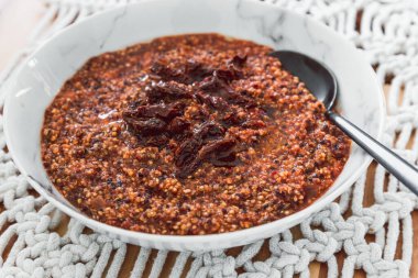 Domates soslu ve kurutulmuş domatesli kinoa, sağlıklı vegan yemek tarifleri.