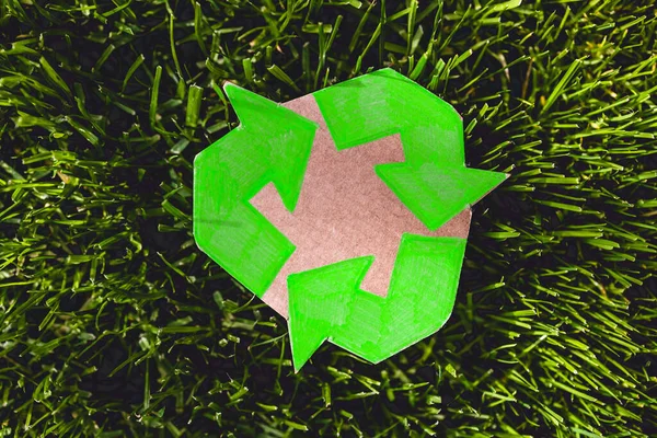 Recycling Zeichen Hand Auf Karton Gezeichnet Ruht Auf Perfektem Grünen — Stockfoto