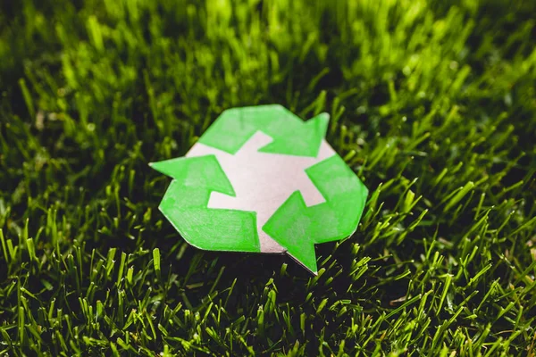 Recycling Zeichen Hand Auf Karton Gezeichnet Ruht Auf Perfektem Grünen — Stockfoto
