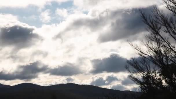 Felhők Időugrása Jön Megy Keresztül Téli Égbolton Hegyek Felett Előtérben — Stock videók