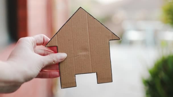 Mão Segurando Ícone Casa Frente Casa Exterior Quintal Bokeh Conceito — Vídeo de Stock