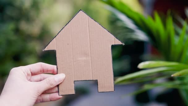 Mão Segurando Ícone Casa Frente Quintal Bokeh Conceito Comprar Uma — Vídeo de Stock