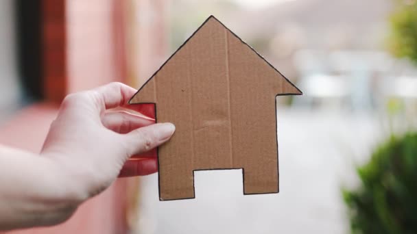 Celebración Mano Icono Casa Frente Casa Exterior Patio Trasero Bokeh — Vídeo de stock