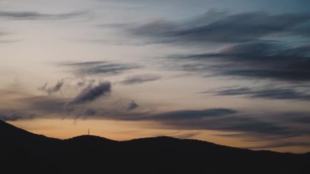 Timelapse Das Nuvens Por Sol Que Passam Sobre Montanhas Crepúsculo — Vídeo de Stock