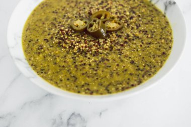Baharatlı biberli, bitkisel pesto kinoa, sağlıklı vegan yemek tarifleri.