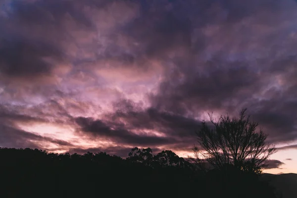 Ampla Vista Ângulo Pôr Sol Roxo Sobre Montanhas Com Silhuetas — Fotografia de Stock