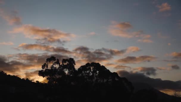 Szeroki Kąt Widzenia Pastelowy Zachód Słońca Chmurami Poruszającymi Się Nad — Wideo stockowe