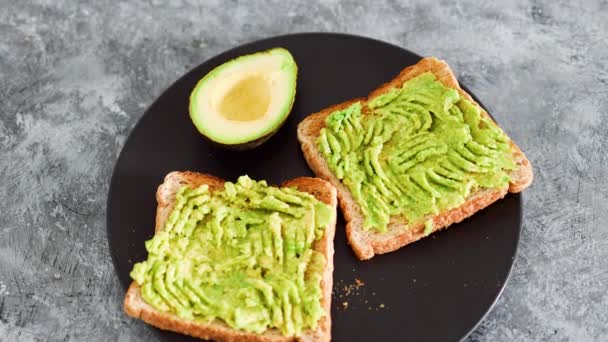 Basis Plantaardige Verpletterde Avocado Toast Met Half Avocado Ernaast Gezonde — Stockvideo