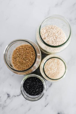 Kilerde farklı pirinç türleri var. Siyah kahverengi arborio ve suşi pilavı dahil. Basit malzeme kavramı. 