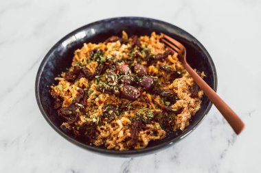 Kurutulmuş domates ve zeytinli erişte, sağlıklı vegan yemek tarifleri.