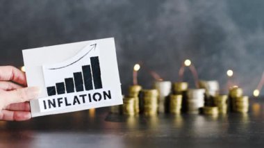 Tüketici fiyatlarında artış ve enflasyon kavramsal imajda yükseliş, istatistiklerle grafik ve arka planda peri ışıkları olan bozuk para yığınlarının önünde metin
