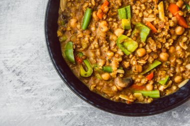 Bitki bazlı arpa ve dolmalık biberli mercimek ve sağlıklı vegan yemek tarifleri.