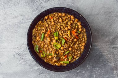 Bitki bazlı arpa ve dolmalık biberli mercimek ve sağlıklı vegan yemek tarifleri.