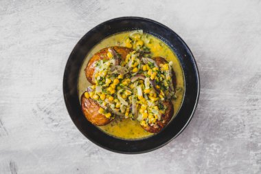 Kremalı mısır ve ıspanak soslu kızarmış patates, sağlıklı vejetaryen yemek tarifleri.