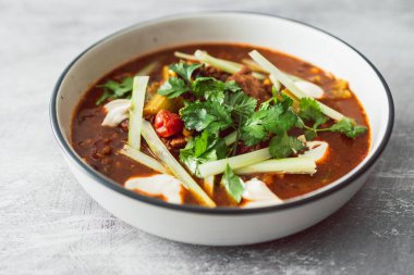 Fasulyeli Meksika sebze güveci baharatlı soslu kerevit ve kişniş taklidi, sağlıklı vegan yemek tarifleri.