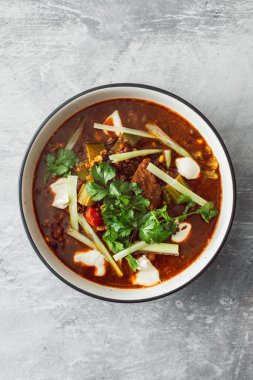 Fasulyeli Meksika sebze güveci baharatlı soslu kerevit ve kişniş taklidi, sağlıklı vegan yemek tarifleri.