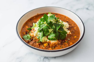 Hindistan cevizi yaseminli mercimek ve fasulye körisi pilav ve kişniş, sağlıklı vegan yemek tarifleri.