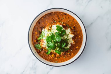 Hindistan cevizi yaseminli mercimek ve fasulye körisi pilav ve kişniş, sağlıklı vegan yemek tarifleri.