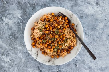 Fas usulü baharatlı nohut, sağlıklı vejetaryen yemek tarifleri olan bitkisel erişte.