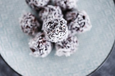 Hindistan cevizi soslu çikolata ve fındık ezmesi topları, sağlıklı vejetaryen yemek tarifleri.