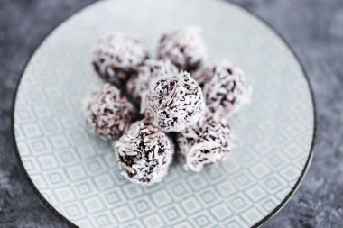 Hindistan cevizi soslu çikolata ve fındık ezmesi topları, sağlıklı vejetaryen yemek tarifleri.