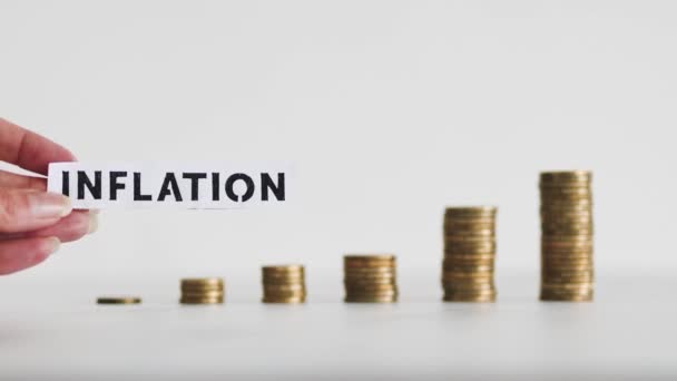 Текст Инфляции Перед Растущими Пачками Монет Представляющих Дорогие Цены Концепция — стоковое видео