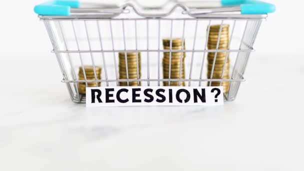 Рост Цен Рост Концепции Инфляции Текстом Рецессии Перед Корзиной Покупок — стоковое видео