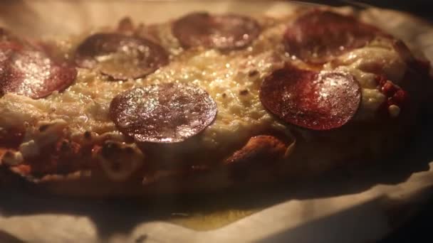 オーブンの自家製ピザは 乳製品を含まないチーズと熱から泡立つ植物ベースのチョリソ 健康的なビーガン料理のレシピ — ストック動画