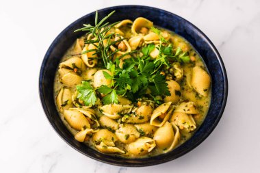 Nohut bezelyeli kabuklu makarna kremalı ıspanak ve sağlıklı vegan yemek tarifleri.