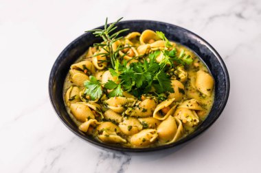 Nohut bezelyeli kabuklu makarna kremalı ıspanak ve sağlıklı vegan yemek tarifleri.