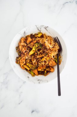 Brokoli ve bitkisel soslu tavuk kızartması, vermicelli şehriye, sağlıklı vegan yemek tarifleri.