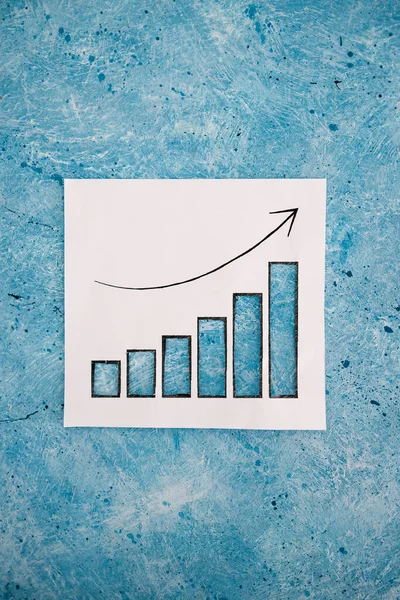 Gráfico Recorte Con Estadísticas Subiendo Sobre Fondo Azul Concepto Inflación — Foto de Stock